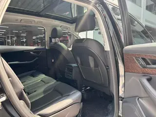Audi Q7 2023 45 TFSI quattro S line Sporty interior photo 19 Audi Q7 2023 45 TFSI quattro S line Sporty interior photo 19