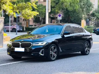 BMW 5 Series 2022 530Li Líder Traje de lujo