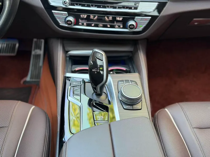 BMW 5 Series 2022 530Li Leading Type Luxury Set interior photo 10 BMW 5 Series 2022 530Li Leading Type Luxury Set interior photo 10