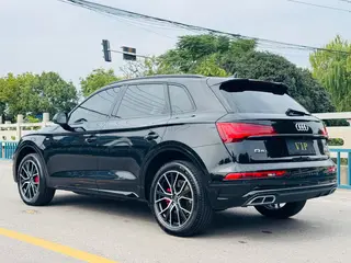 Audi Q5L 2024 45TFSI Deluxe dinámico exterior foto 4 Audi Q5L 2024 45TFSI Deluxe dinámico exterior foto 4
