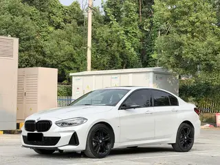 BMW 1 Series 2023 125i M Edición nocturna deportiva