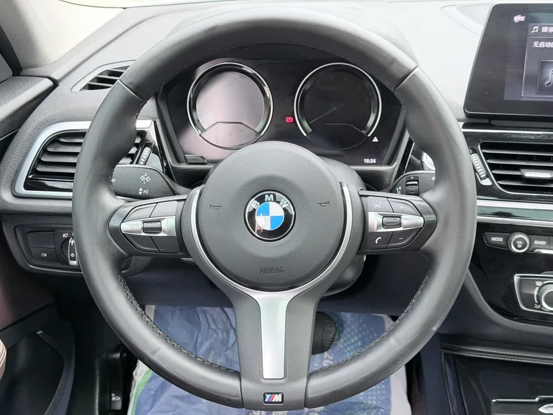 BMW 1 Series 2023 125i M Sports Obsidian Night Edition interior photo 10 BMW 1 Series 2023 125i M Sports Obsidian Night Edition interior photo 10