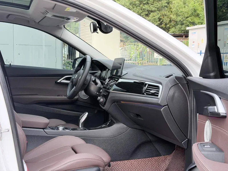 BMW 1 Series 2023 125i M Sports Obsidian Night Edition interior photo 12 BMW 1 Series 2023 125i M Sports Obsidian Night Edition interior photo 12