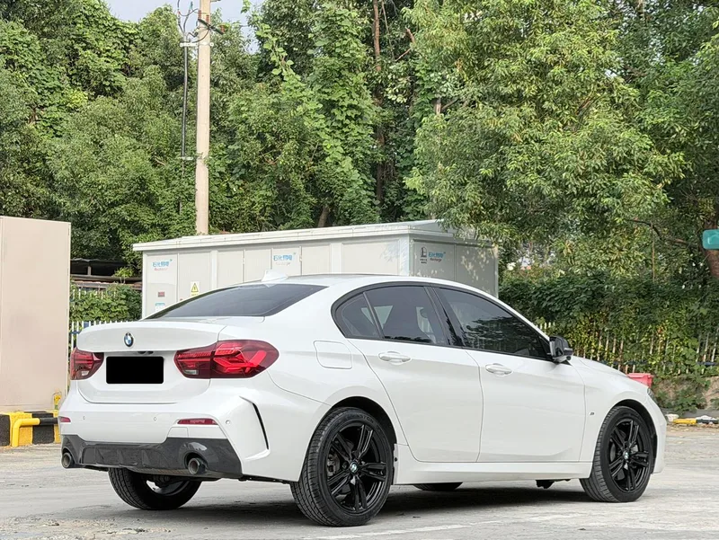 BMW 1 Series 2023 125i M Sports Obsidian Night Edition interior photo 14 BMW 1 Series 2023 125i M Sports Obsidian Night Edition interior photo 14