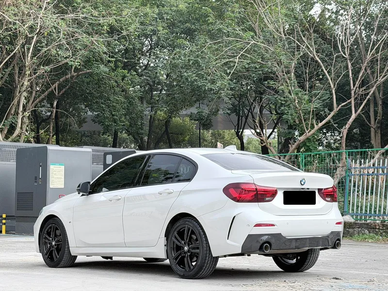 BMW 1 Series 2023 125i M Sports Obsidian Night Edition interior photo 16 BMW 1 Series 2023 125i M Sports Obsidian Night Edition interior photo 16