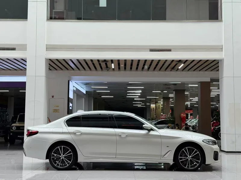 BMW 5 Series 2022 Restyling 530Li Leading Type M Sports suit exterior photo 5 BMW 5 Series 2022 Restyling 530Li Leading Type M Sports suit exterior photo 5
