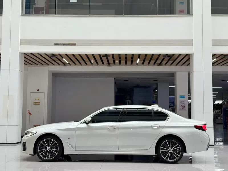 BMW 5 Series 2022 Restyling 530Li Leading Type M Sports suit exterior photo 7 BMW 5 Series 2022 Restyling 530Li Leading Type M Sports suit exterior photo 7