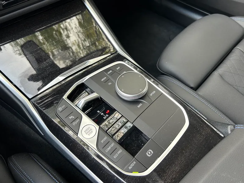 BMW 3 Series 2023 325Li M Conjunto deportivo interior foto 8 BMW 3 Series 2023 325Li M Conjunto deportivo interior foto 8