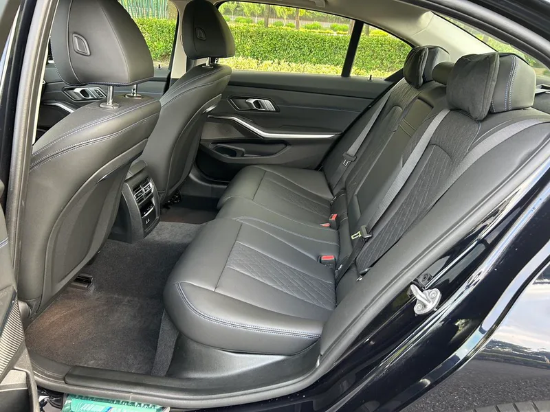 BMW 3 Series 2023 325Li M Conjunto deportivo interior foto 12 BMW 3 Series 2023 325Li M Conjunto deportivo interior foto 12