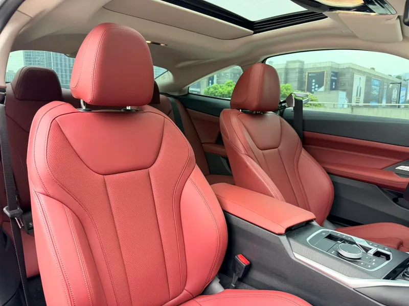 BMW 4 Series 2024 425i M Conjunto deportivo interior foto 8
