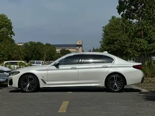 BMW 5 Series 2023 Restyling 530Li Leading Type M Sports suit exterior photo 4 BMW 5 Series 2023 Restyling 530Li Leading Type M Sports suit exterior photo 4