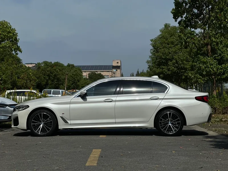 BMW 5 Series 2023 Restyling 530Li Leading Type M Sports suit exterior photo 4 BMW 5 Series 2023 Restyling 530Li Leading Type M Sports suit exterior photo 4