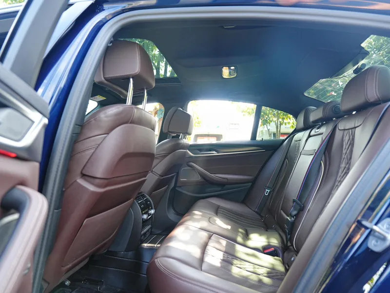 BMW 5 Series 2022 540i Version mode M Ensemble de sport intérieur photo 8 BMW 5 Series 2022 540i Version mode M Ensemble de sport intérieur photo 8
