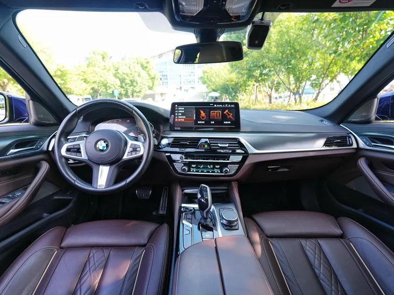 BMW 5 Series 2022 540i Version mode M Ensemble de sport intérieur photo 9 BMW 5 Series 2022 540i Version mode M Ensemble de sport intérieur photo 9