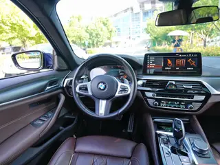 BMW 5 Series 2022 540i Version mode M Ensemble de sport intérieur photo 11 BMW 5 Series 2022 540i Version mode M Ensemble de sport intérieur photo 11
