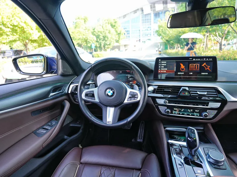 BMW 5 Series 2022 540i Version mode M Ensemble de sport intérieur photo 11 BMW 5 Series 2022 540i Version mode M Ensemble de sport intérieur photo 11