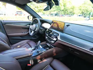 BMW 5 Series 2022 540i Version mode M Ensemble de sport intérieur photo 13 BMW 5 Series 2022 540i Version mode M Ensemble de sport intérieur photo 13