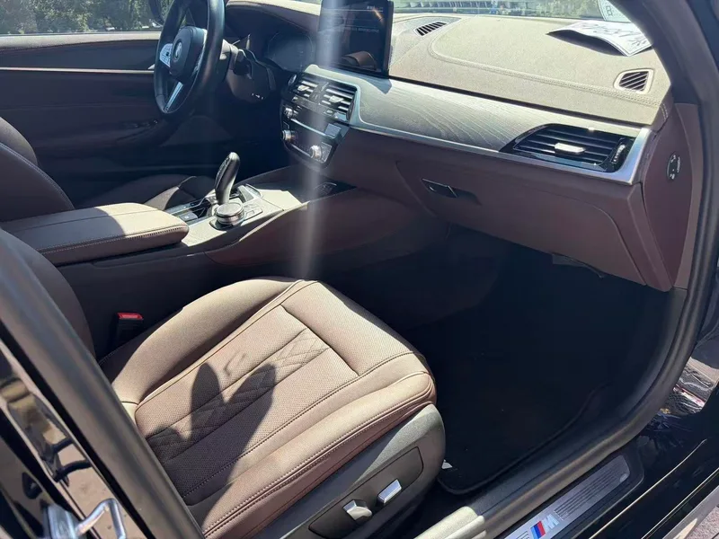 BMW 5 Series 2022 Second change 535Le M Sports suit interior photo 12 BMW 5 Series 2022 Second change 535Le M Sports suit interior photo 12