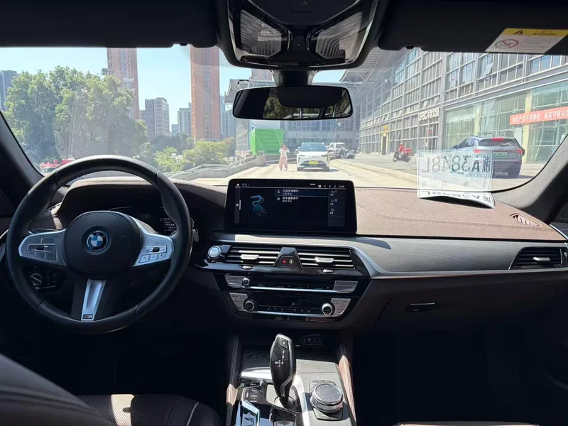 BMW 5 Series 2022 Second change 535Le M Sports suit interior photo 15 BMW 5 Series 2022 Second change 535Le M Sports suit interior photo 15