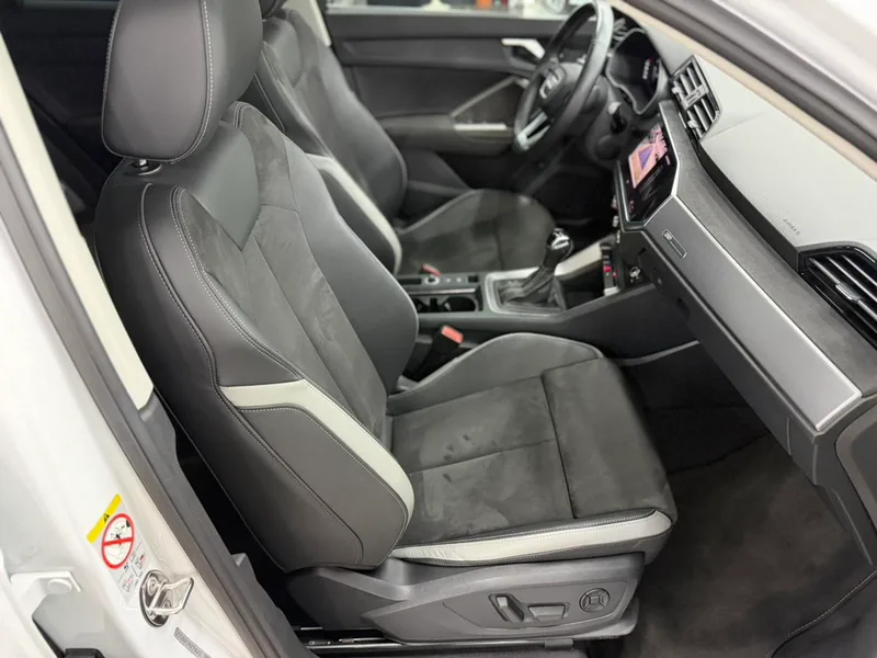 Audi Q3 2022 35 TFSI Aggressive and dynamic interior photo 18 Audi Q3 2022 35 TFSI Aggressive and dynamic interior photo 18