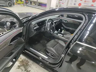 Audi A8 2023 A8L 55 TFSI quattro Modelo insignia exterior foto 4 Audi A8 2023 A8L 55 TFSI quattro Modelo insignia exterior foto 4