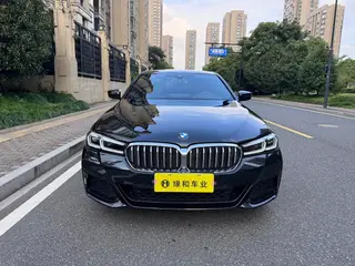 BMW 5 Series 2022 Reforma 525Li M Conjunto deportivo exterior foto 2 BMW 5 Series 2022 Reforma 525Li M Conjunto deportivo exterior foto 2