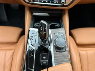 BMW 6 Series GT 2022 630i Set de diseño de lujo interior foto 16 BMW 6 Series GT 2022 630i Set de diseño de lujo interior foto 16