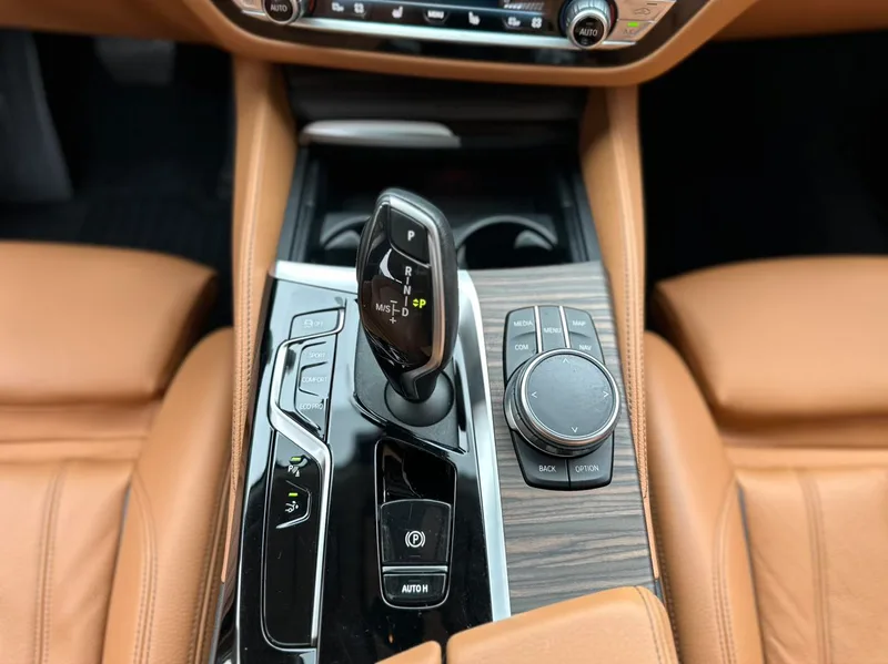 BMW 6 Series GT 2022 630i Set de diseño de lujo interior foto 16 BMW 6 Series GT 2022 630i Set de diseño de lujo interior foto 16