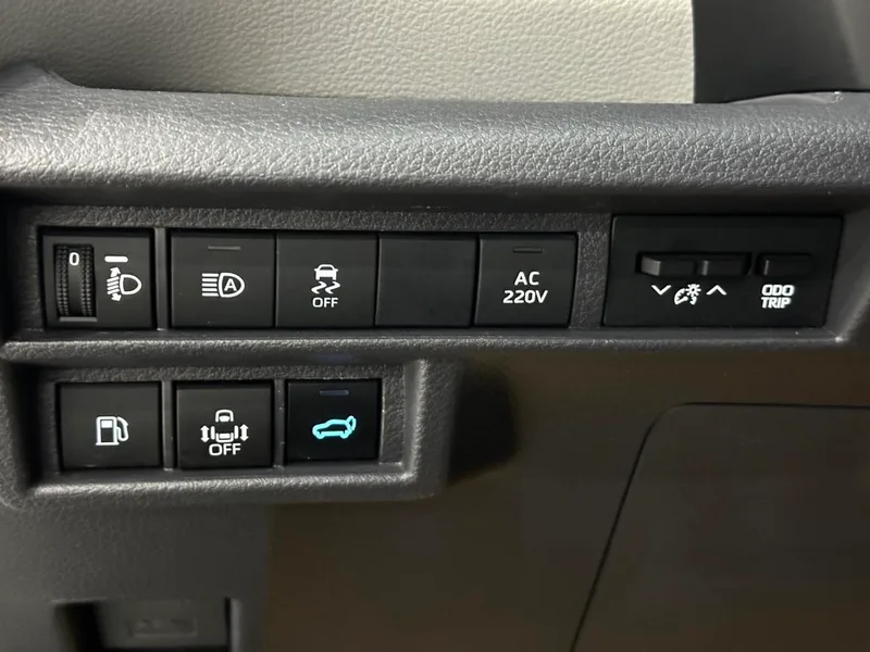 Toyota Sienna 2024 Dual Power 2.5L Comfort Edition interior photo 11