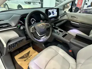 Toyota Sienna 2024 Dual Power 2.5L Comfort Edition interior photo 15