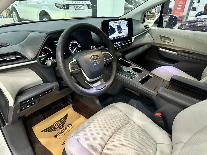 Toyota Sienna 2024 Dual Power 2.5L Comfort Edition interior photo 15