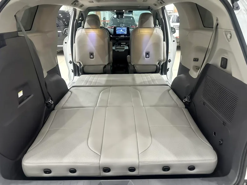 Toyota Sienna 2024 Dual Power 2.5L Comfort Edition interior photo 19
