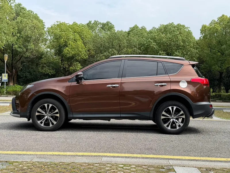 Toyota RAV4 2015 2.5L Automatic four-wheel drive elite version interior photo 15 Toyota RAV4 2015 2.5L Automatic four-wheel drive elite version interior photo 15