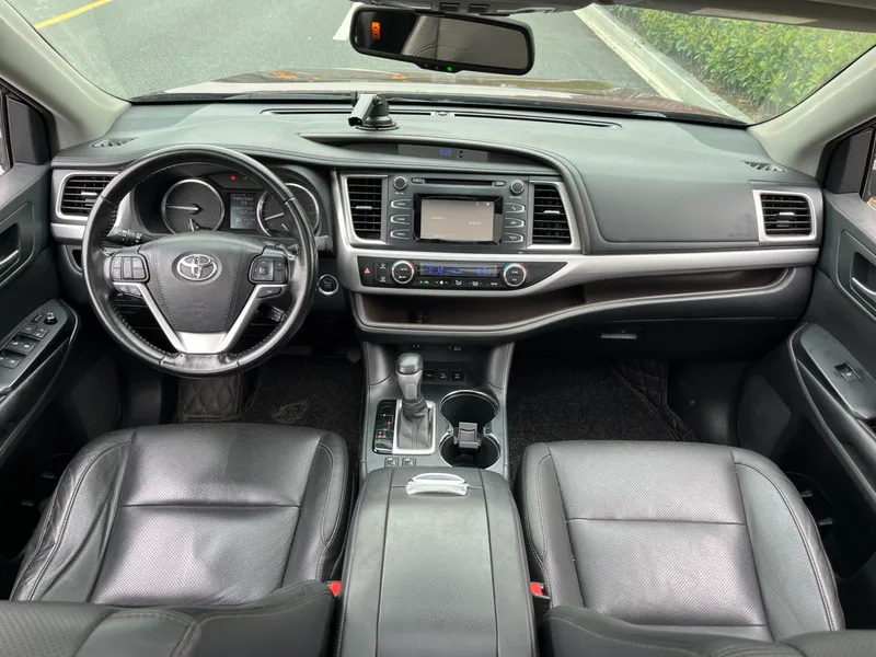 Toyota Highlander 2017 2.0T Four-wheel drive deluxe edition 7 seat interior photo 15 Toyota Highlander 2017 2.0T Four-wheel drive deluxe edition 7 seat interior photo 15