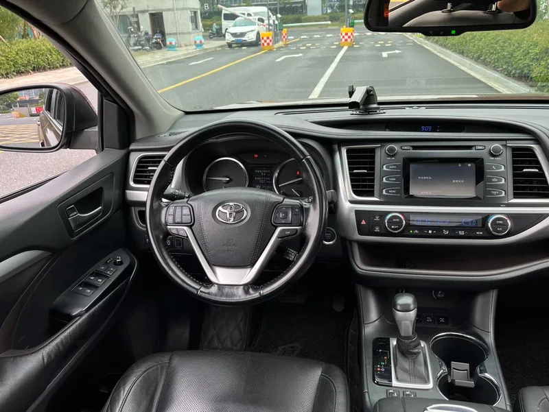 Toyota Highlander 2017 2.0T Four-wheel drive deluxe edition 7 seat interior photo 18 Toyota Highlander 2017 2.0T Four-wheel drive deluxe edition 7 seat interior photo 18