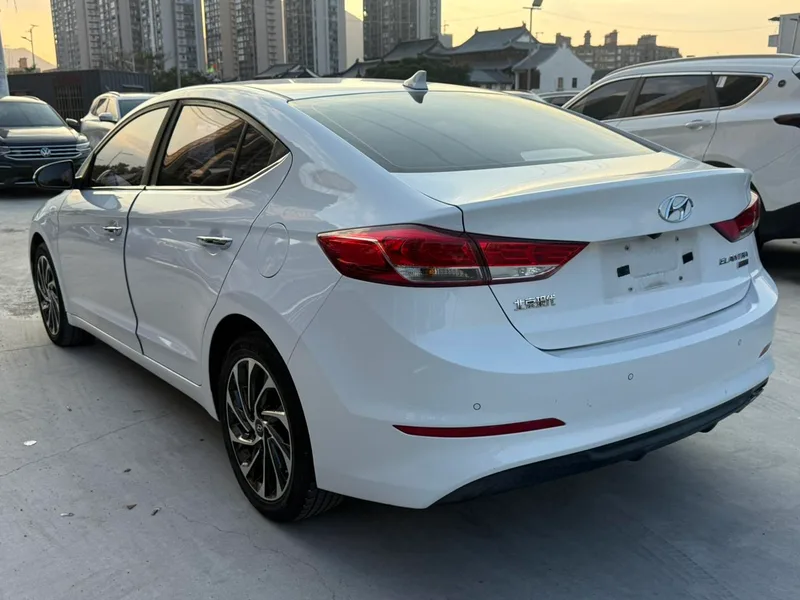 Hyundai Elantra Lingdong 2019 1.4T Двойное сцепление Живой тип интерьер фото 12 Hyundai Elantra Lingdong 2019 1.4T Двойное сцепление Живой тип интерьер фото 12
