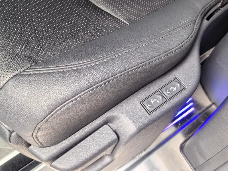 Toyota Sienna 2023 Dual Power 2.5L Premium Edition interior photo 13 Toyota Sienna 2023 Dual Power 2.5L Premium Edition interior photo 13