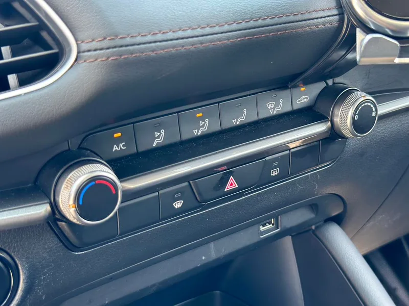 Mazda Mazda3 Axela 2020 1.5L Versión de calidad automática interior foto 13 Mazda Mazda3 Axela 2020 1.5L Versión de calidad automática interior foto 13