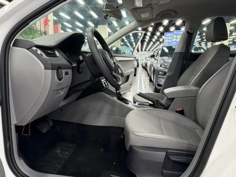 Skoda Octavia 2015 1.6L Auto Escape Edition exterior photo 4 Skoda Octavia 2015 1.6L Auto Escape Edition exterior photo 4