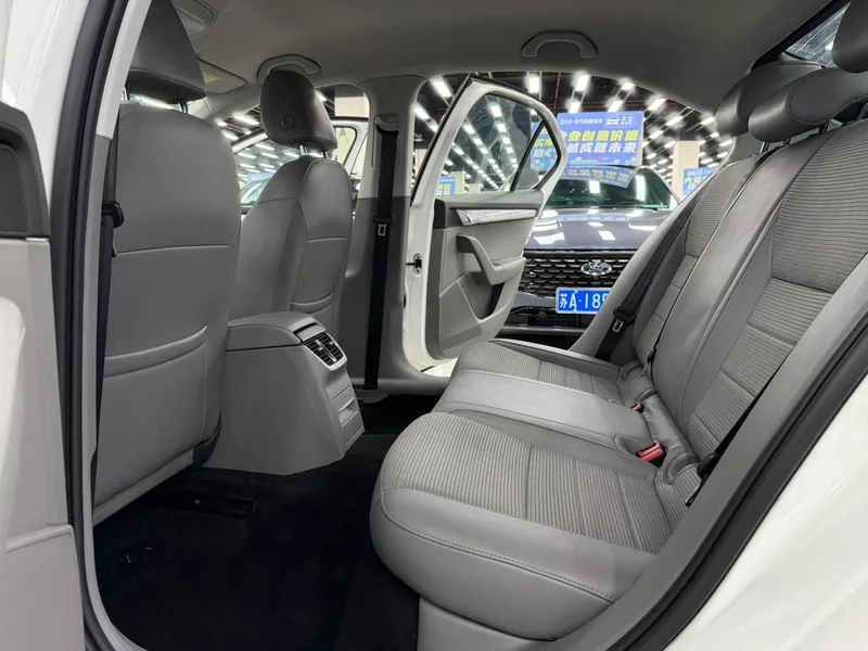 Skoda Octavia 2015 1.6L Auto Escape Edition interior photo 7 Skoda Octavia 2015 1.6L Auto Escape Edition interior photo 7