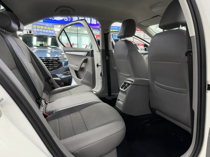 Skoda Octavia 2015 1.6L Auto Escape Edition interior photo 8 Skoda Octavia 2015 1.6L Auto Escape Edition interior photo 8