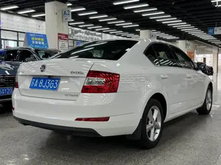 Skoda Octavia 2015 1.6L Auto Escape Edition interior photo 9 Skoda Octavia 2015 1.6L Auto Escape Edition interior photo 9