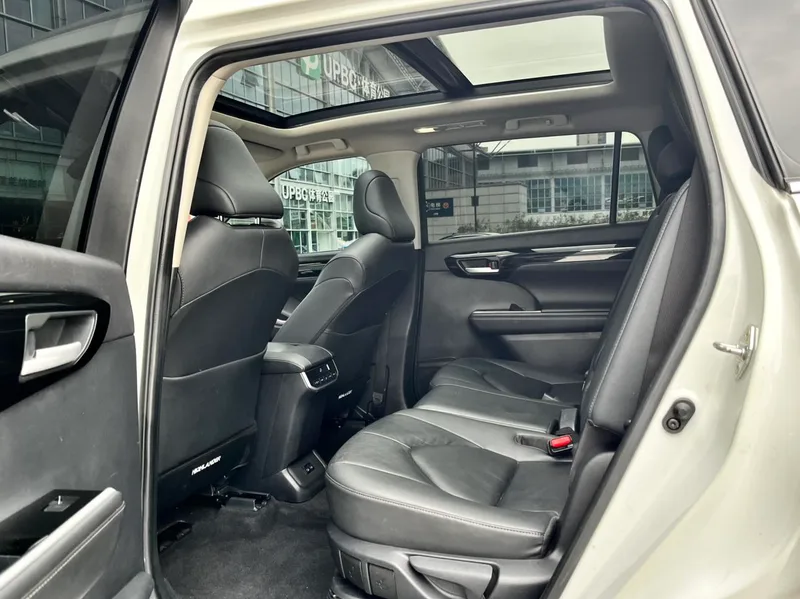 Toyota Highlander 2022 Dual Power 2.5L Four-wheel drive Premium Edition 7 seat interior photo 7