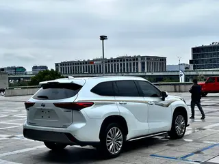 Toyota Highlander 2022 Dual Power 2.5L Four-wheel drive Premium Edition 7 seat interior photo 8