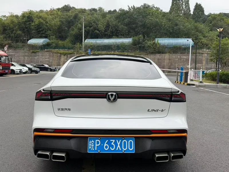 Changan UNI-V 2024 1.5T Deporte de lujo interior foto 9