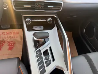 Geely Coolray 2023 1.5T DCT Edición Diamante interior foto 13