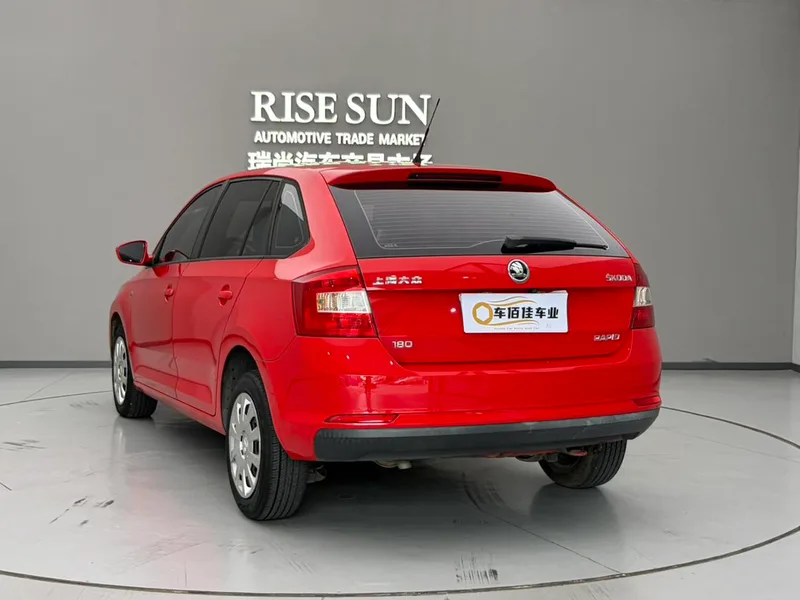 Skoda Rapid Spaceback 2016 Restyling 1.6L Auto-Forward exterior photo 4