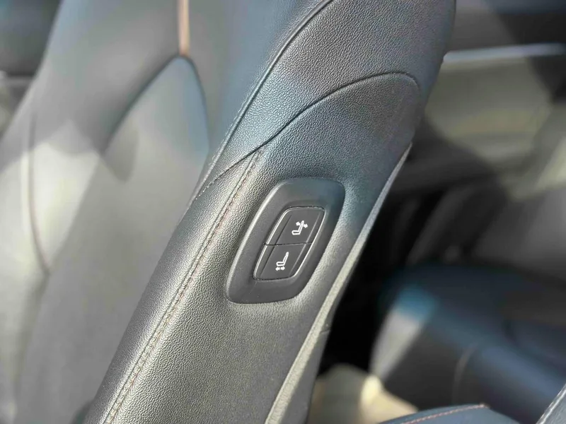Toyota Camry 2021 2.0G Edición de lujo interior foto 14 Toyota Camry 2021 2.0G Edición de lujo interior foto 14