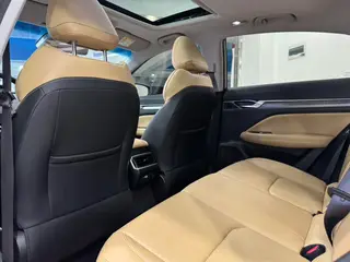 Geely Emgrand L HiP 2022 1.5TD-DHT Pro 100KM Super Sabio exterior foto 8
