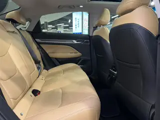 Geely Emgrand L HiP 2022 1.5TD-DHT Pro 100KM Super Sabio interior foto 11
